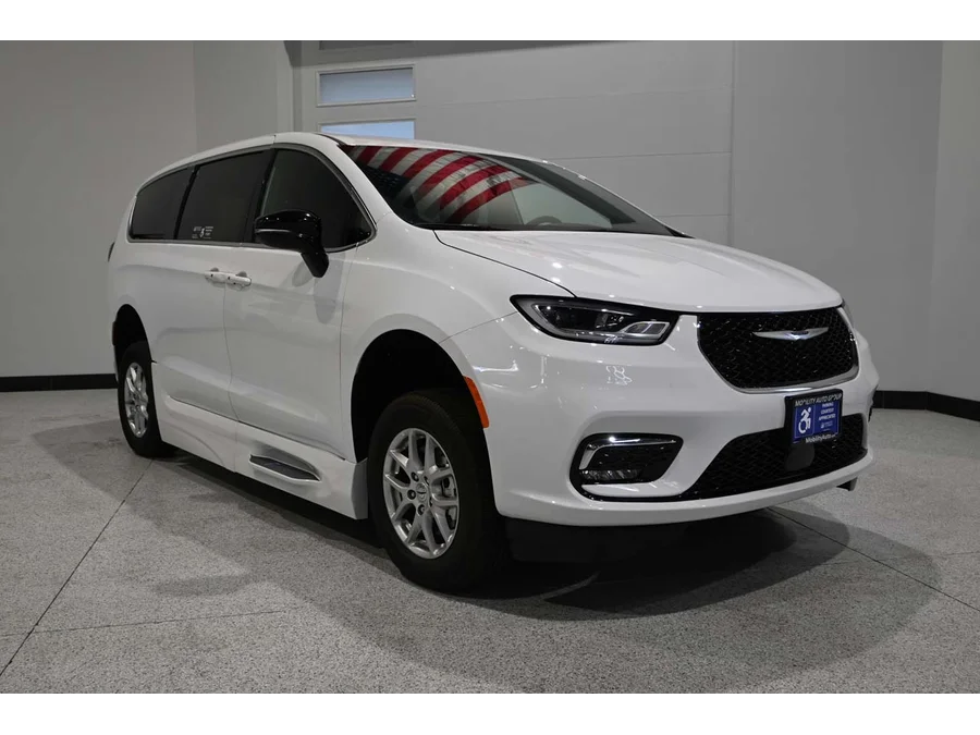 2024 Chrysler Pacifica Touring - Photo 3