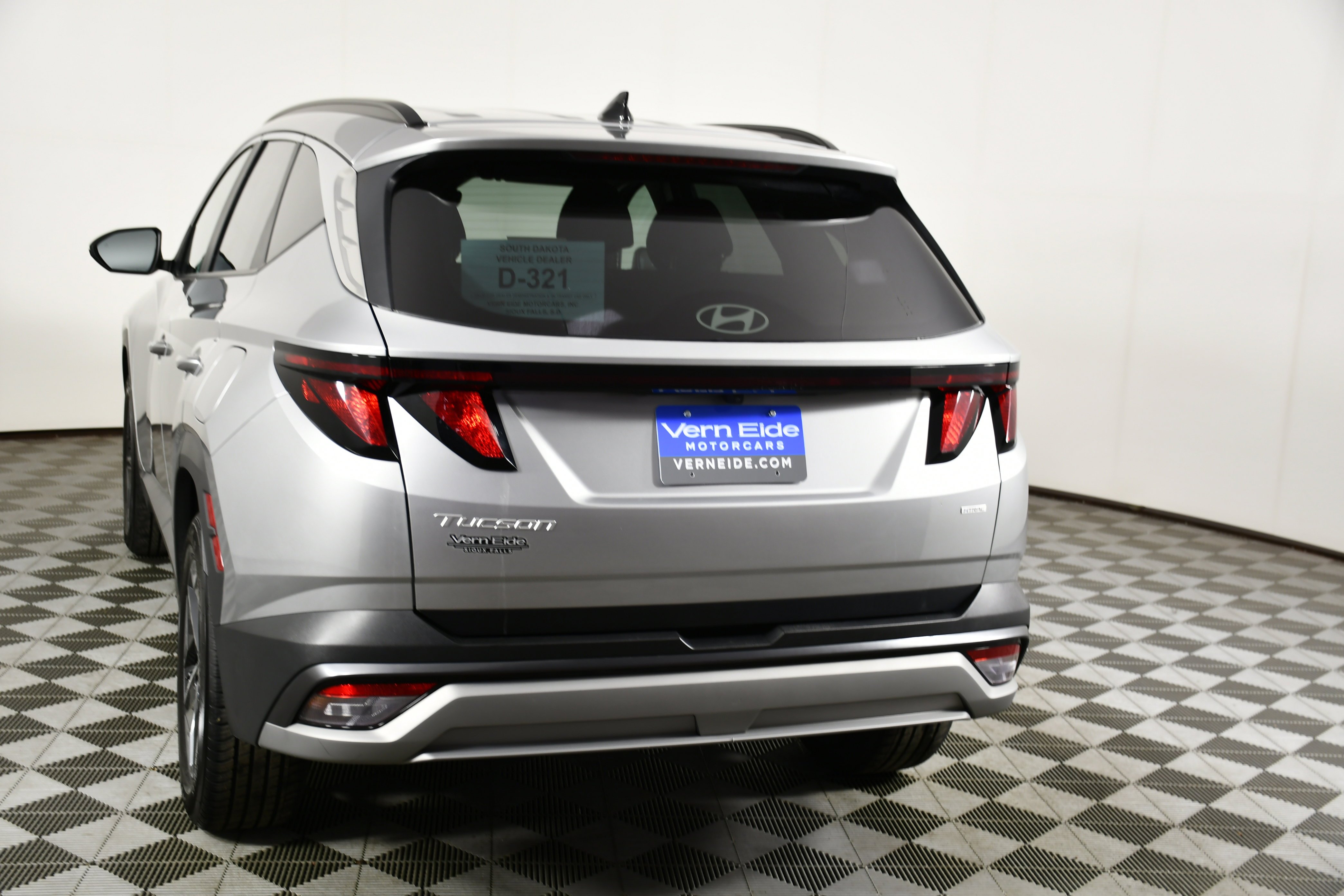 Used 2025 Shimmering Silver Hyundai SEL image 7