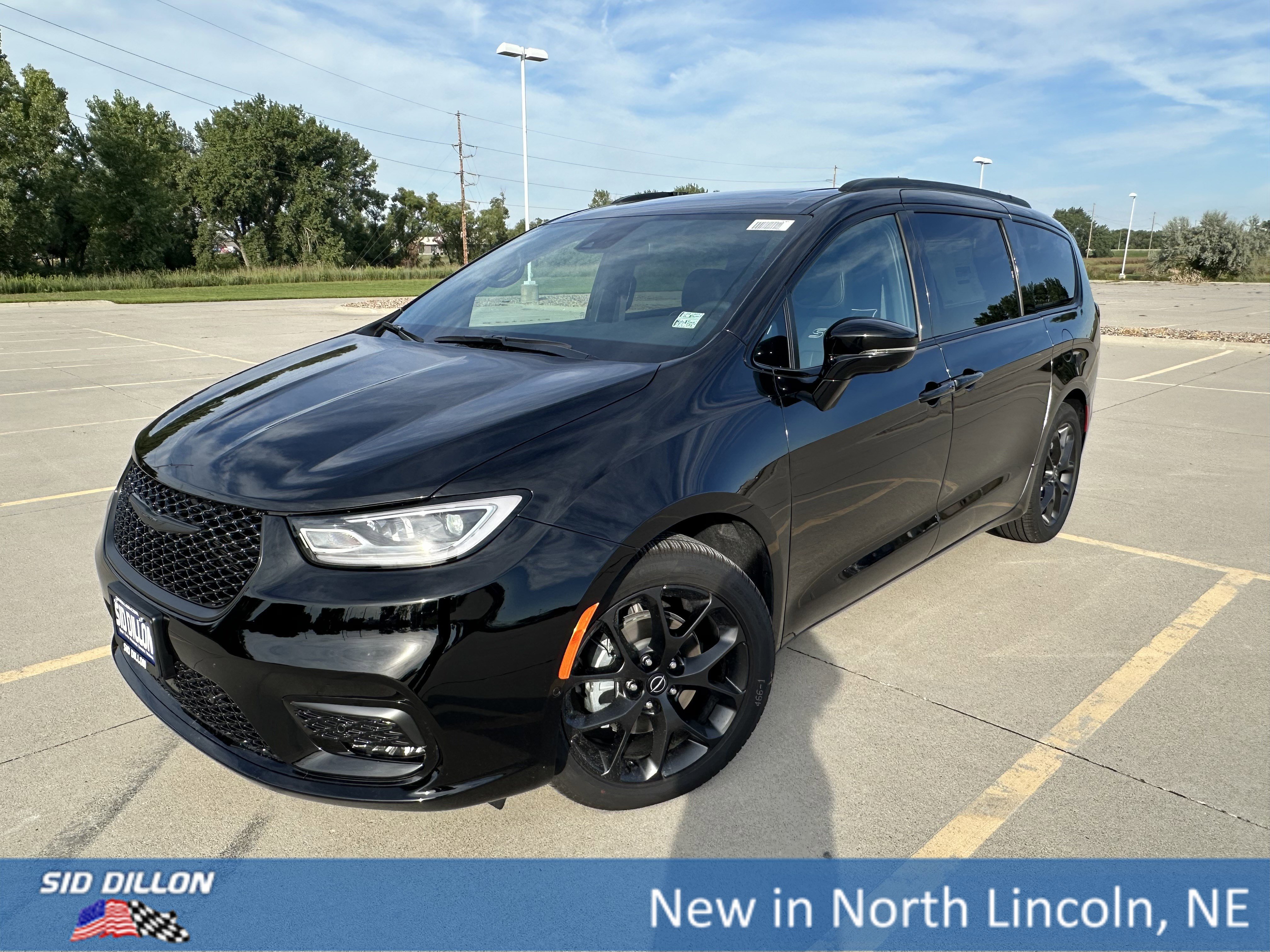 New 2026 Chrysler Pacifica Limited Minivan in #10C0220 Sid Dillon