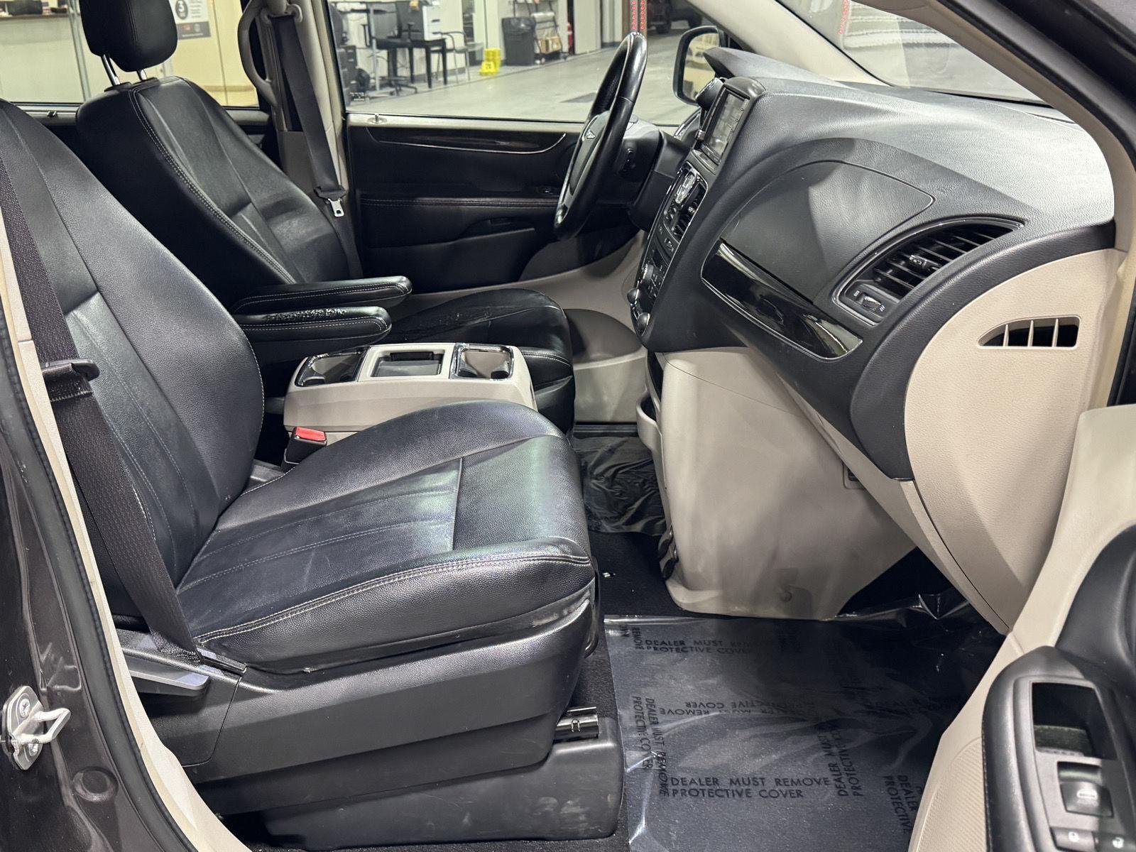 2016 Chrysler Town & Country Touring - Photo 3