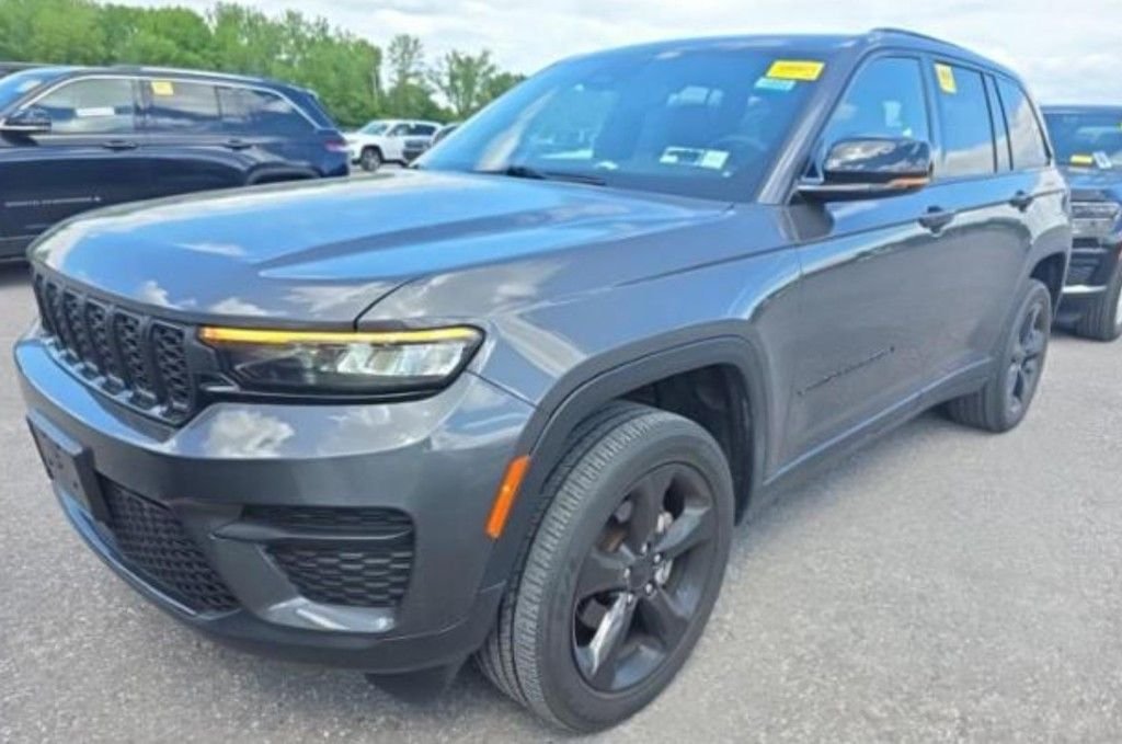 Used 2023 Gray Jeep Altitude X image 5