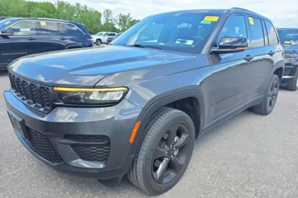 Used 2023 Gray Jeep Altitude X image 5