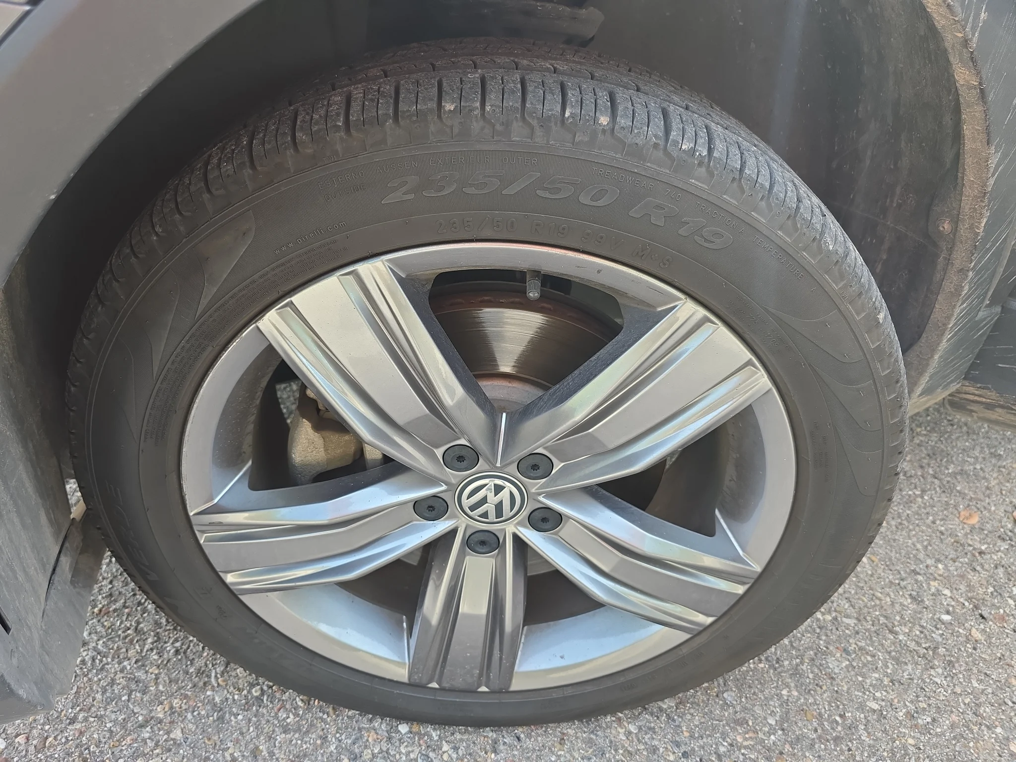 Used 2018 Platinum Gray Metallic Volkswagen SEL Premium image 9