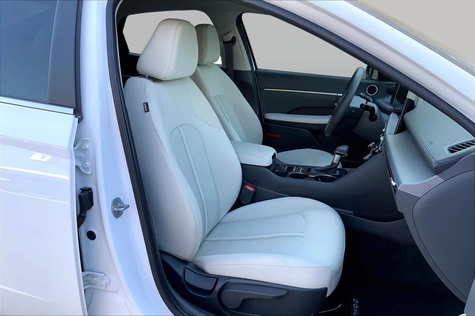 Used 2025 Serenity White Hyundai SE image 9