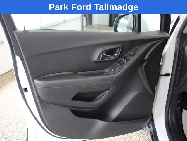 Used 2018 Summit White Chevrolet LS image 11