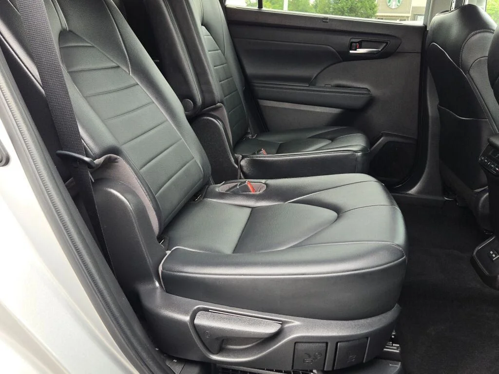 Used 2022 Silver Toyota XLE image 9
