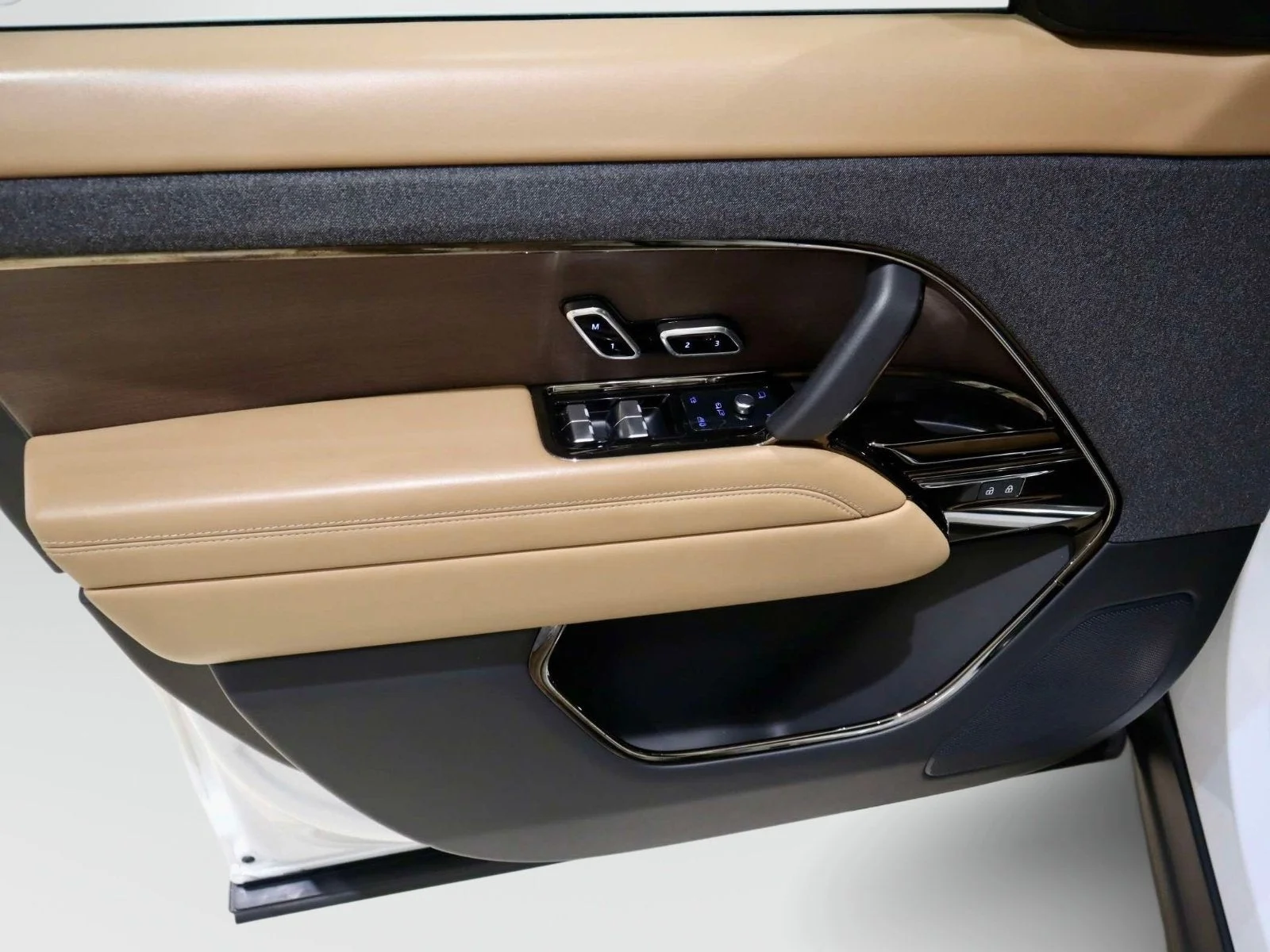 Used 2023 Fuji White Land Rover SE image 27