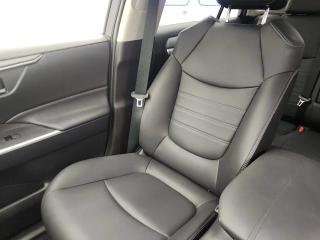 Used 2025  Toyota XLE Premium image 21