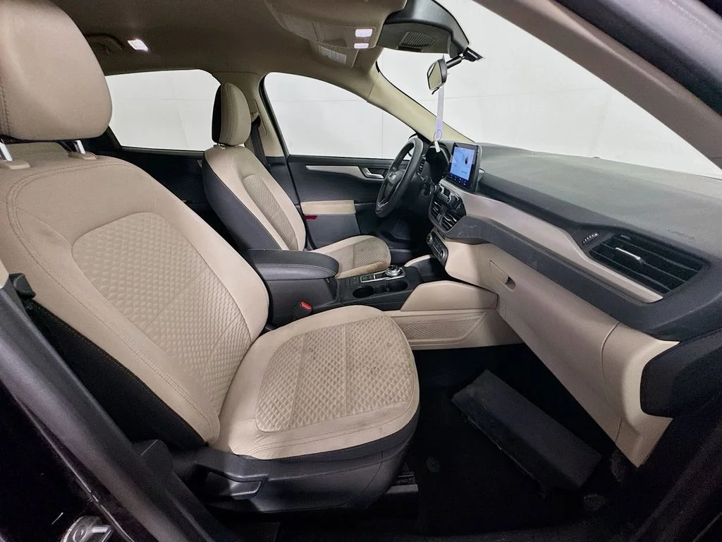 Used 2020 Black Ford SE image 32