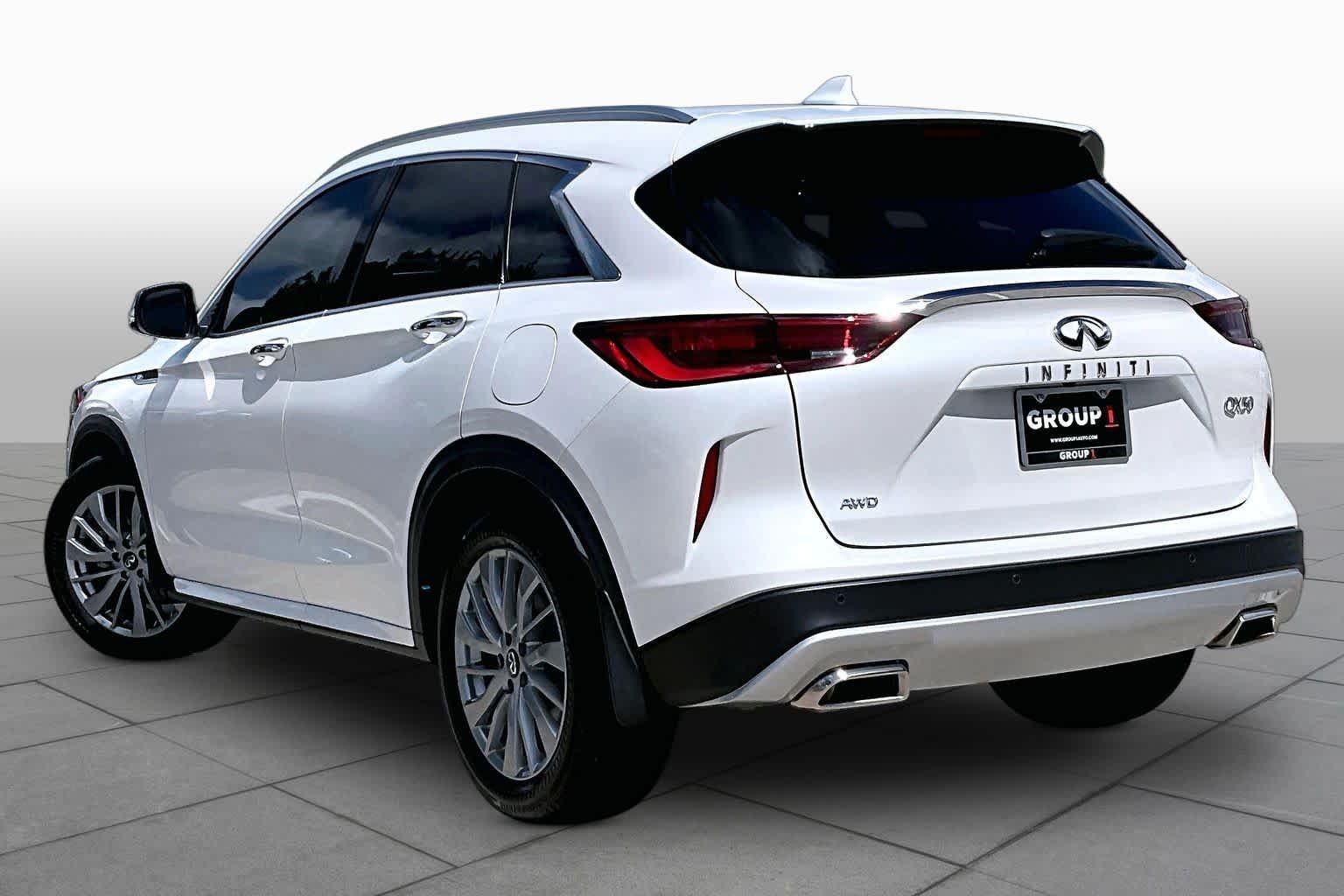 Used 2025 Radiant White INFINITI LUXE image 11
