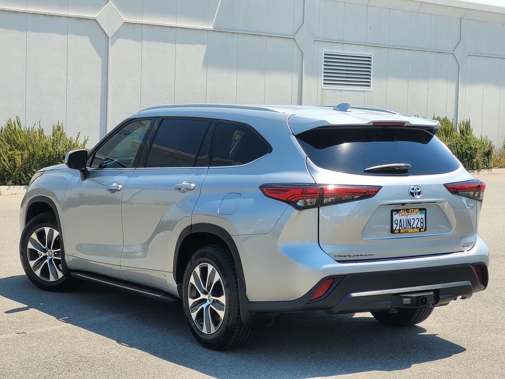 Used 2022 Silver Toyota XLE image 6
