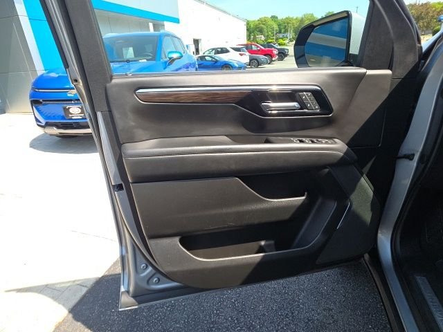 Used 2025 Gray Chevrolet Z71 image 15
