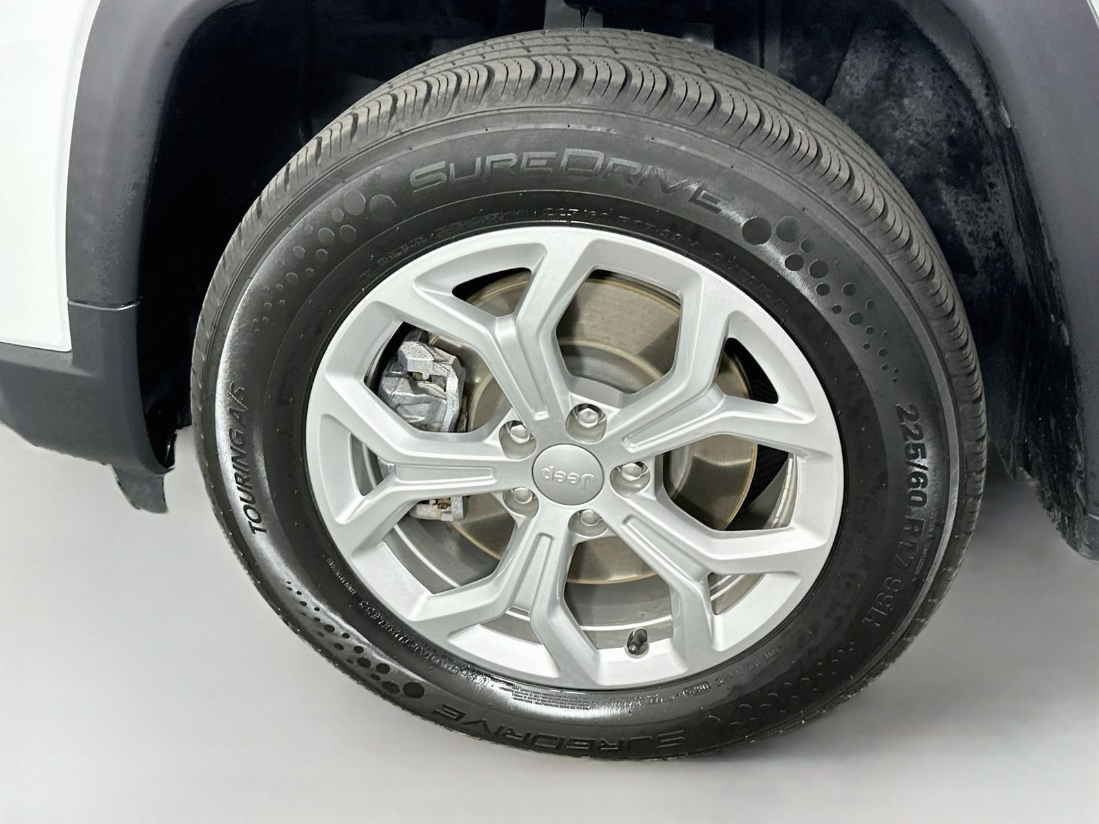 Used 2024 Bright White Clearcoat Jeep Latitude image 30