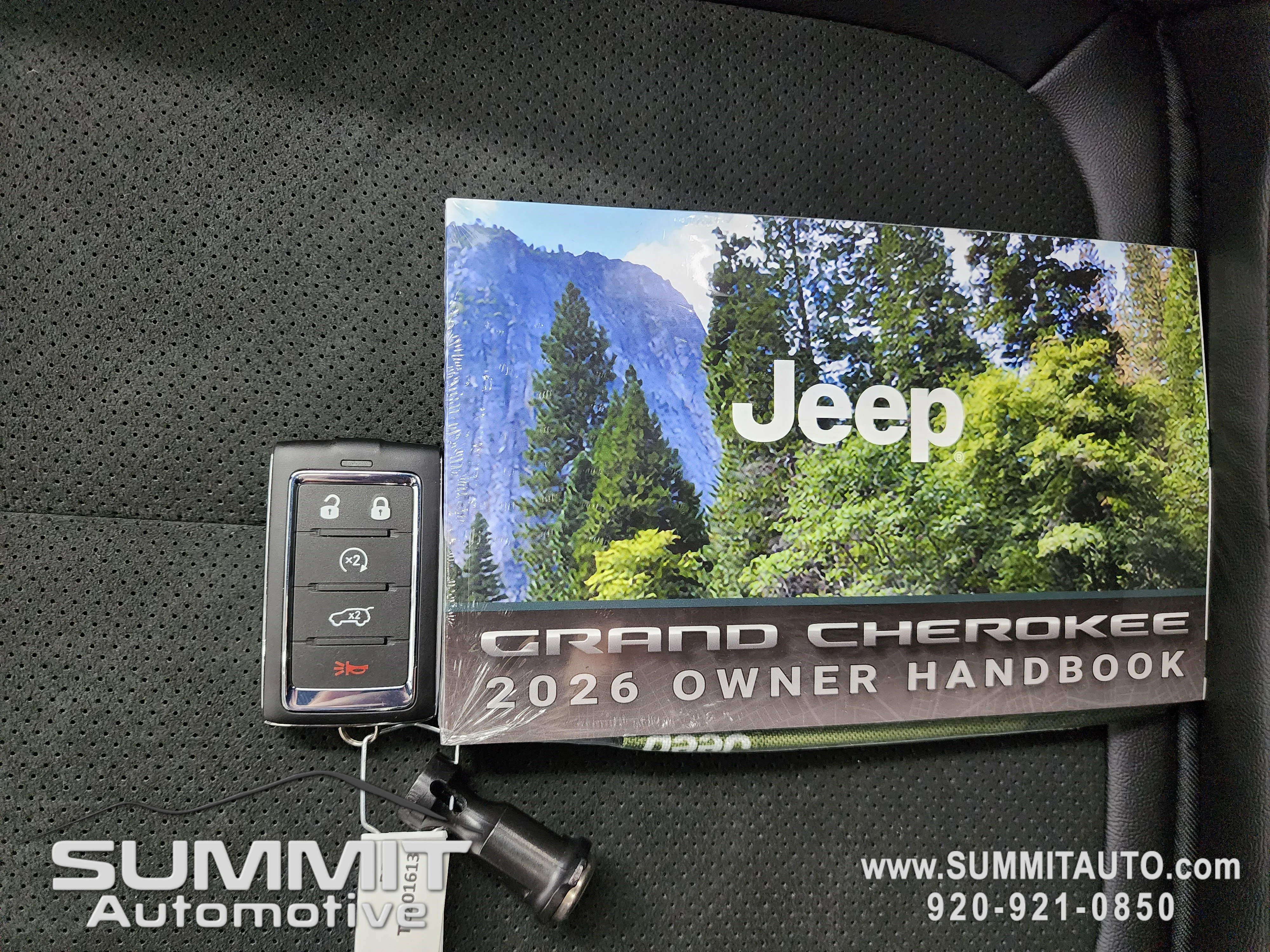 New 2026 Velvet Red Pearl-Coat Exterior Paint Jeep Altitude image 37