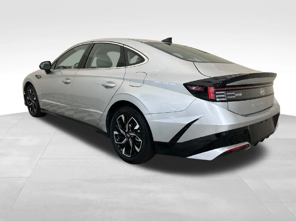 Used 2025 Silver Hyundai SEL image 3
