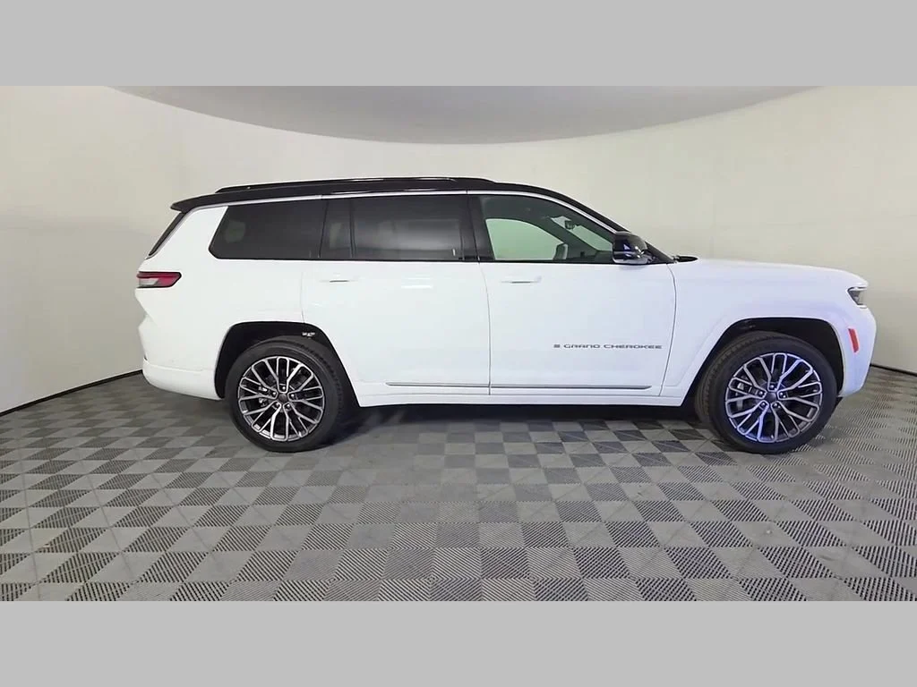 New 2026 Bright White Clear-Coat Exterior Paint Jeep Summit image 23