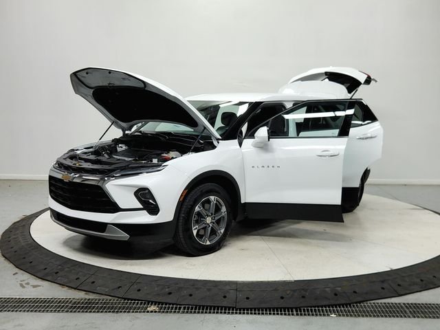 Used 2025 White Chevrolet LT image 12