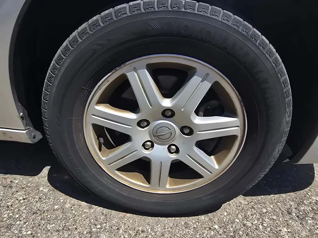 Used 2011 Bright Silver Metallic Clearcoat Chrysler Touring image 19