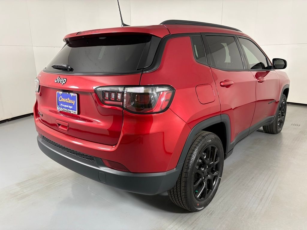 New 2026 Red Hot Pearl-Coat Exterior Paint Jeep Latitude image 8