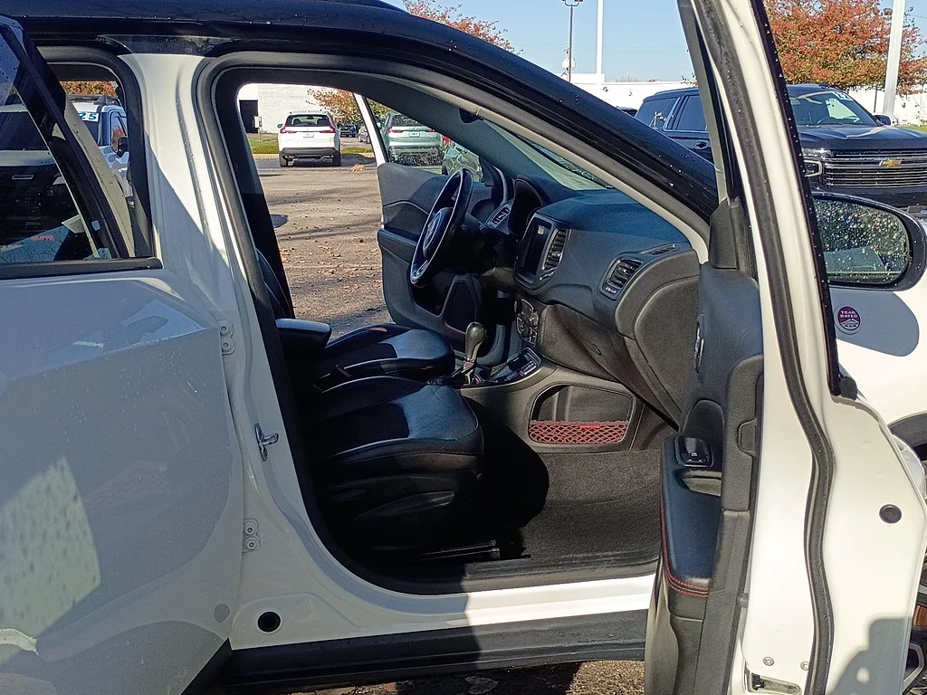 Used 2019 White Clear Coat Jeep Trailhawk image 16
