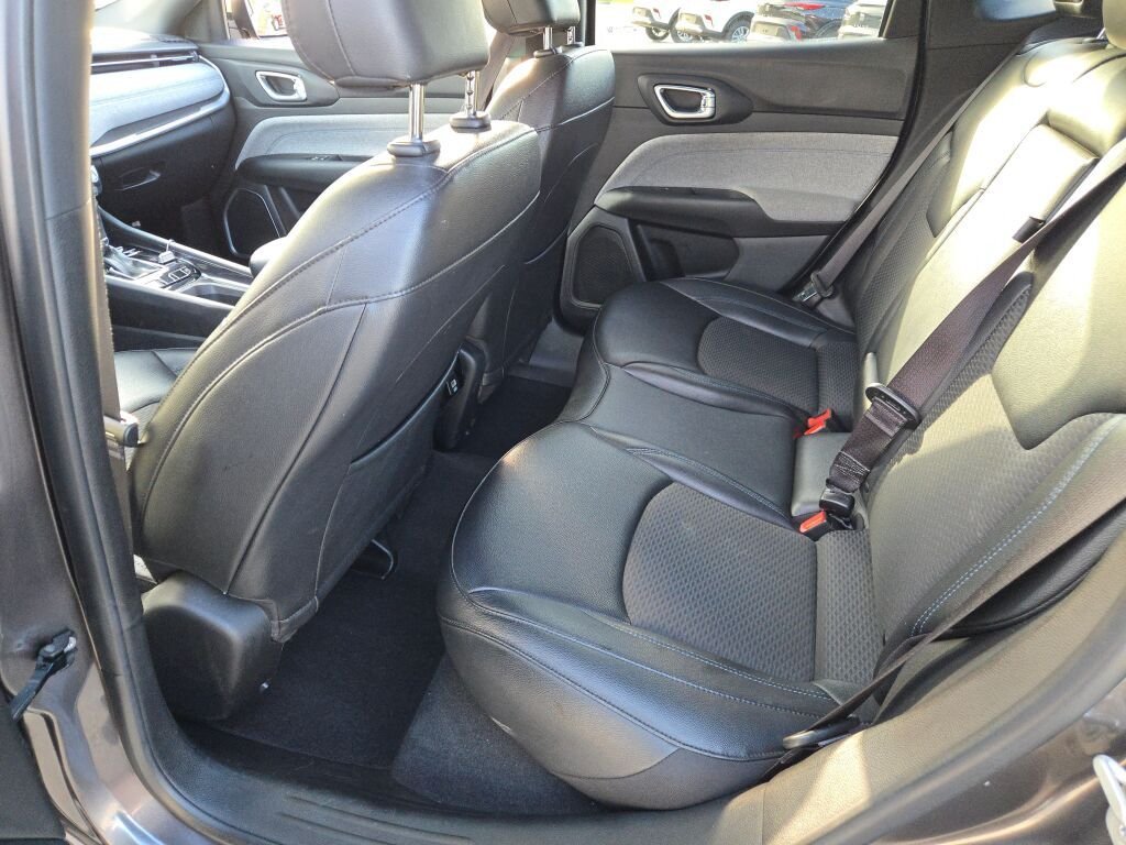 Used 2024  Jeep Latitude image 16