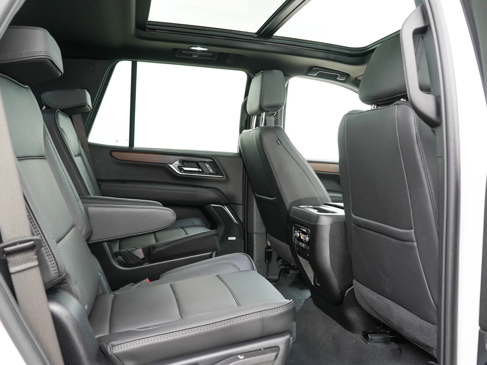 Used 2025 White Frost Tricoat GMC Denali image 11