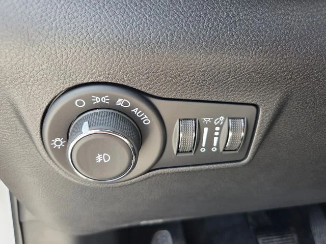 New 2026 Bright White Clearcoat Jeep Latitude image 18