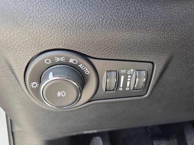 New 2026 Bright White Clearcoat Jeep Latitude image 18