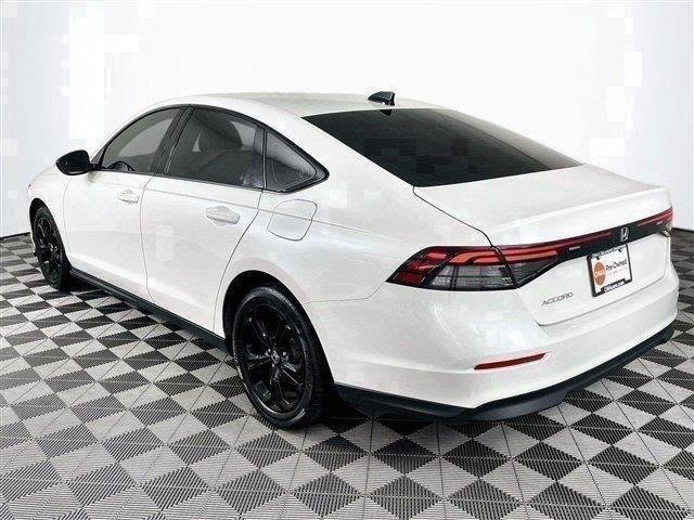 Used 2025 Platinum White Pearl Honda SE image 6