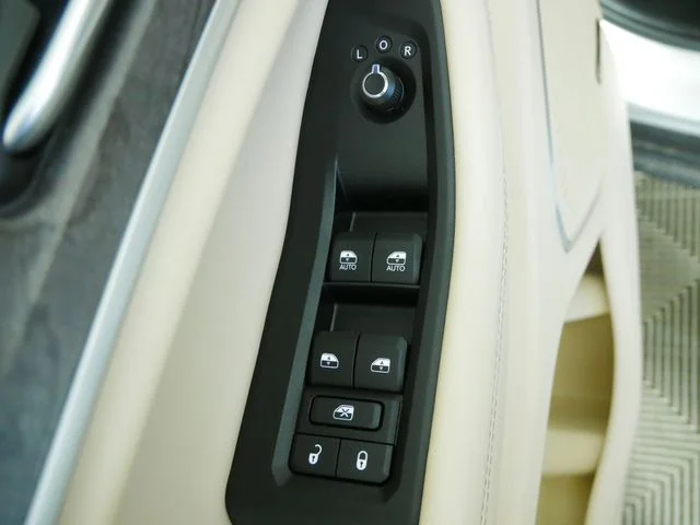 Used 2023 Silver Jeep Limited image 23