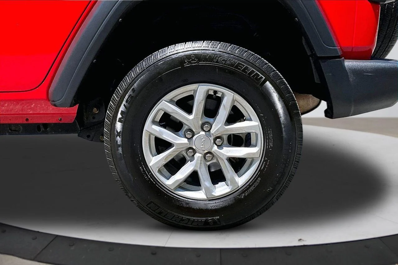 Used 2023 Red Jeep Sport S image 33