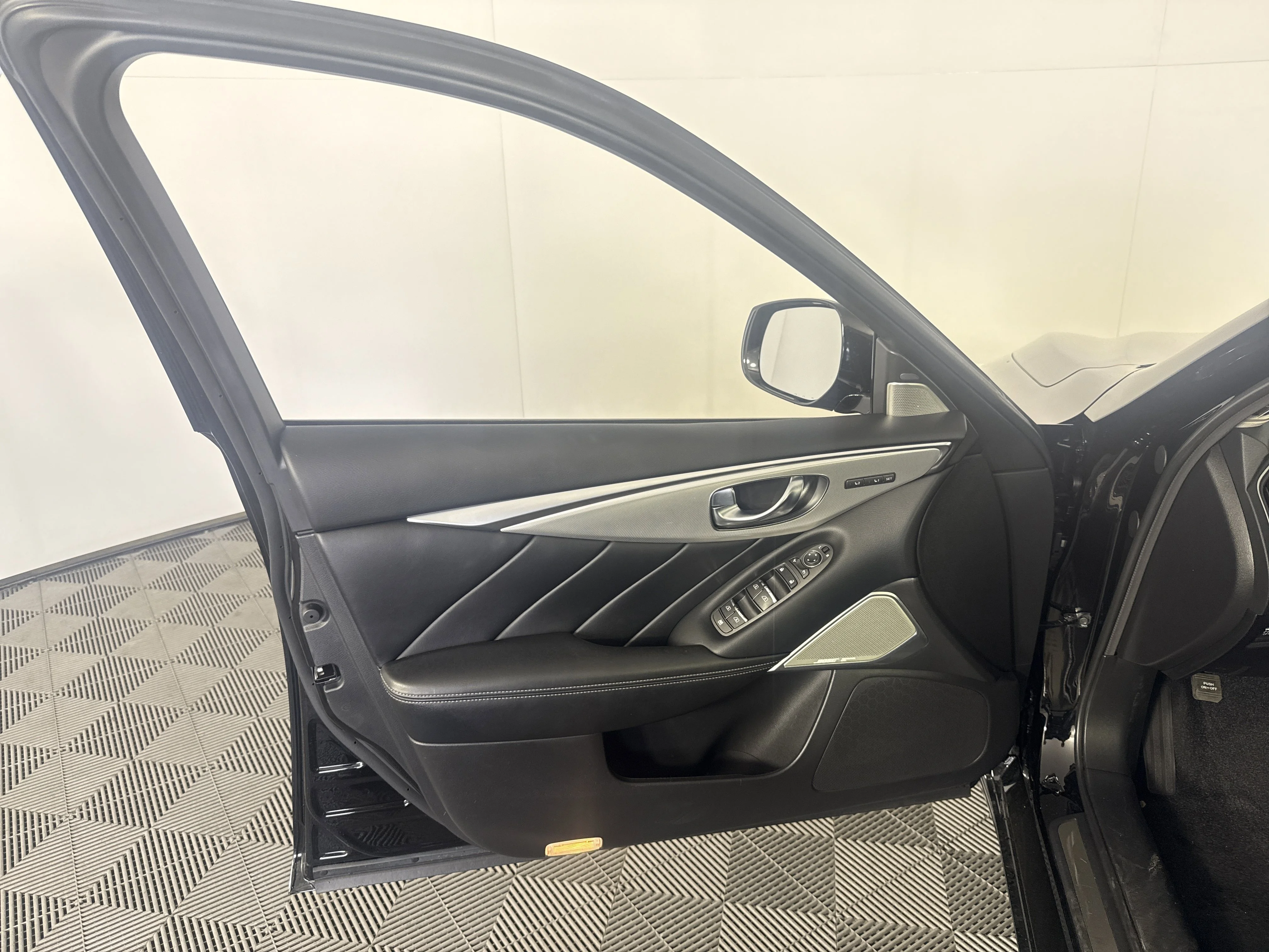 Used 2023 Midnight Black INFINITI LUXE image 13
