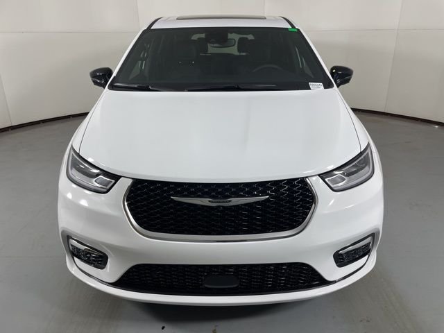 New 2026 Bright White Clear-Coat Exterior Paint Chrysler Select image 3