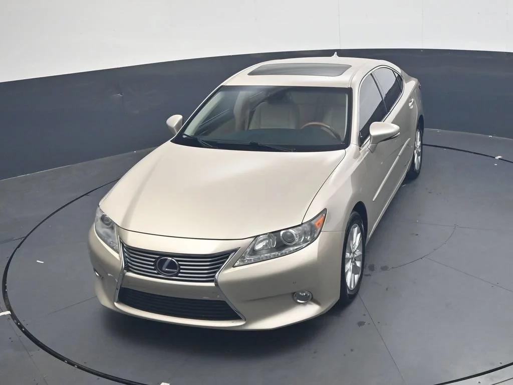 Used 2013 Beige Lexus 300h image 19