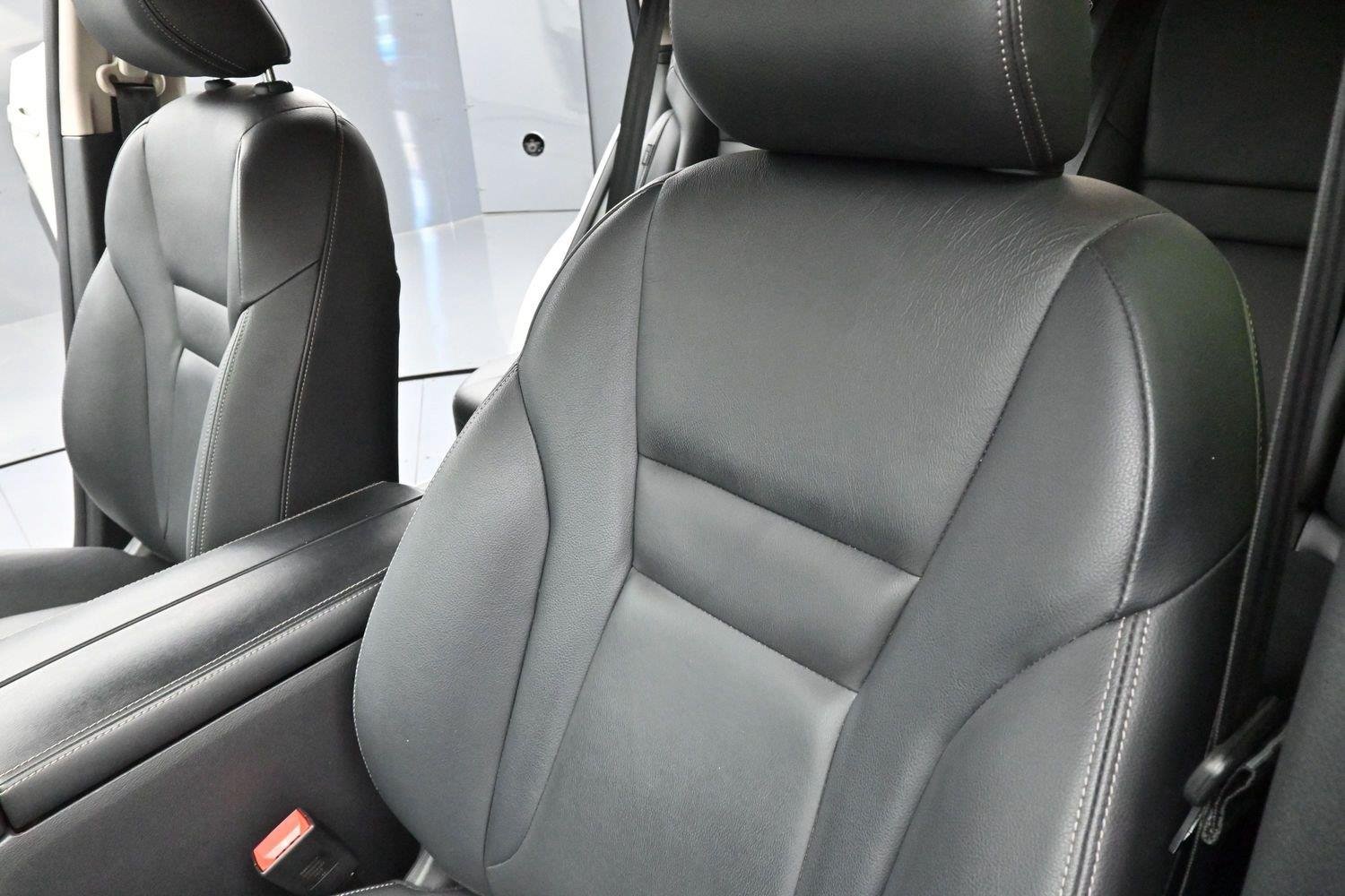 Used 2023 Pearl White Tricoat/Super Black Nissan SL image 16