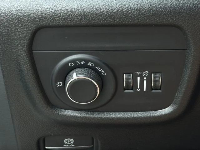 Used 2023 White/off-white Jeep Altitude X image 32