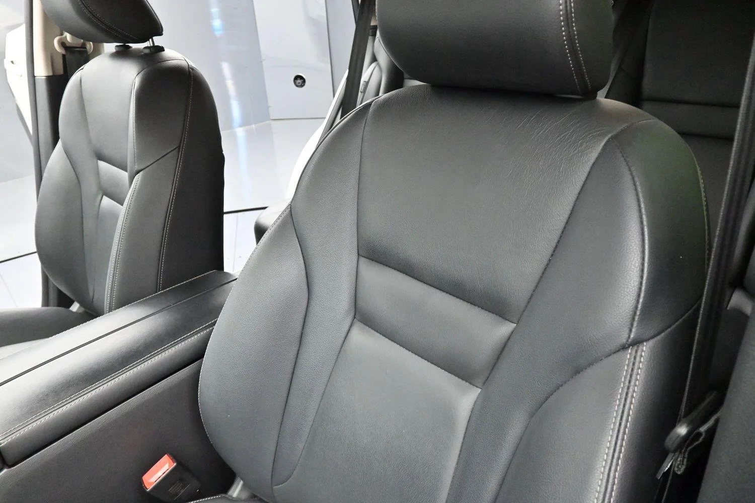 Used 2023 Pearl White Tricoat/Super Black Nissan SL image 16