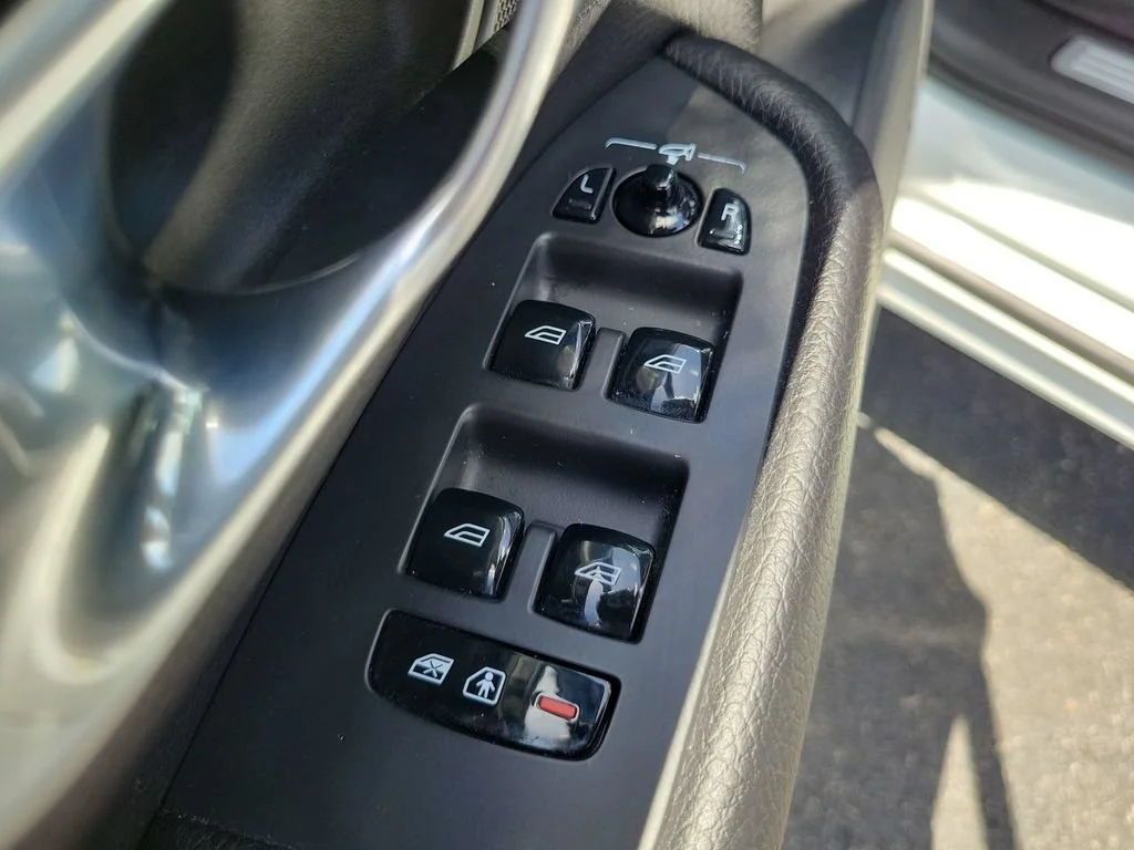 Used 2020 White Volvo T6 Momentum 7 Passenger image 21
