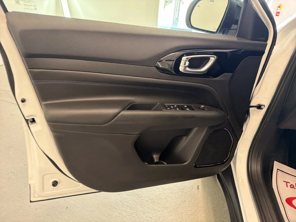 New 2027 White Jeep Latitude image 12