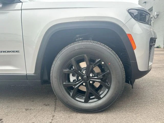 New 2026 Silver Zynith Exterior Paint Jeep Altitude image 12