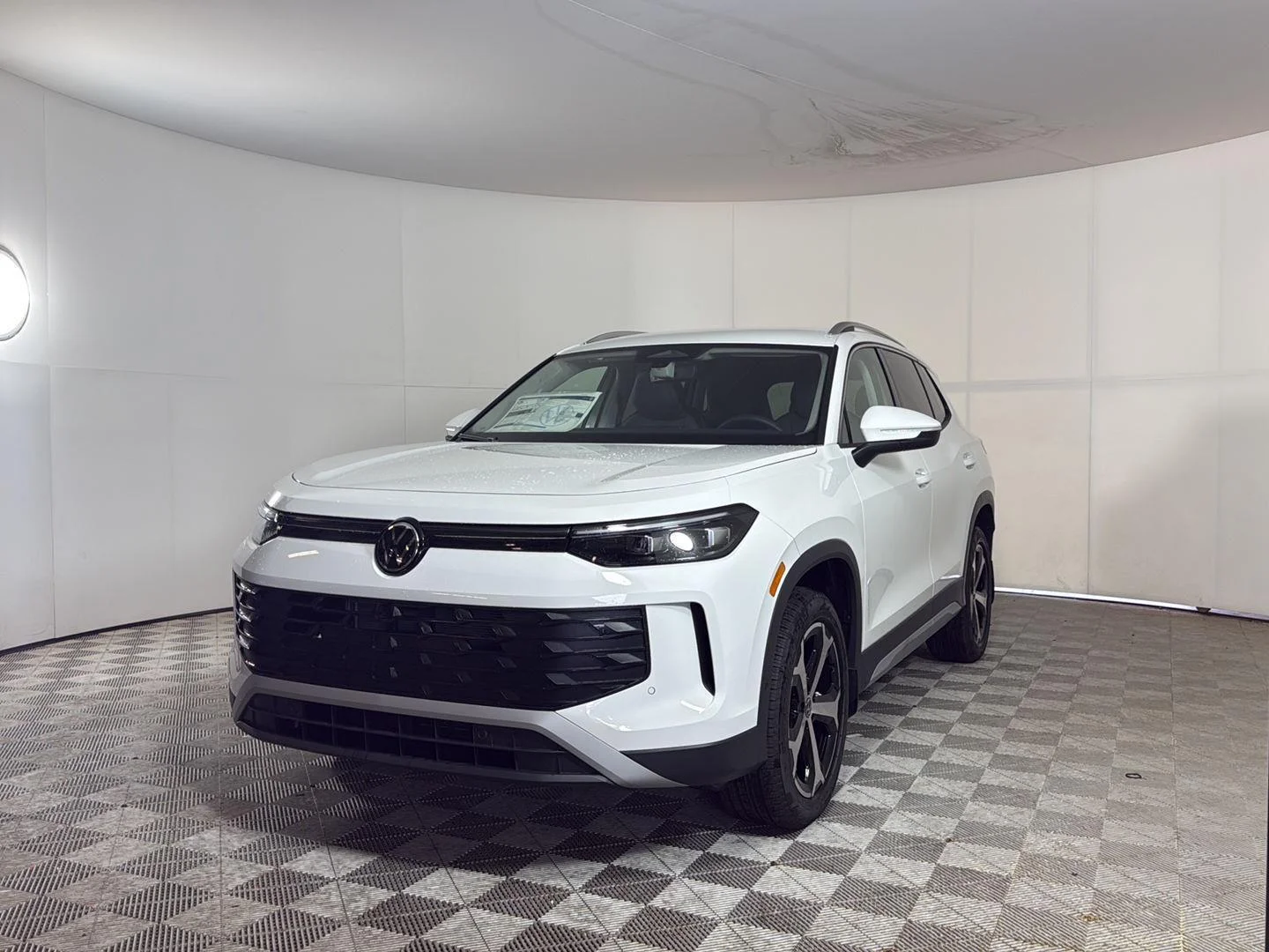New 2026 Pure White Volkswagen SE image 9