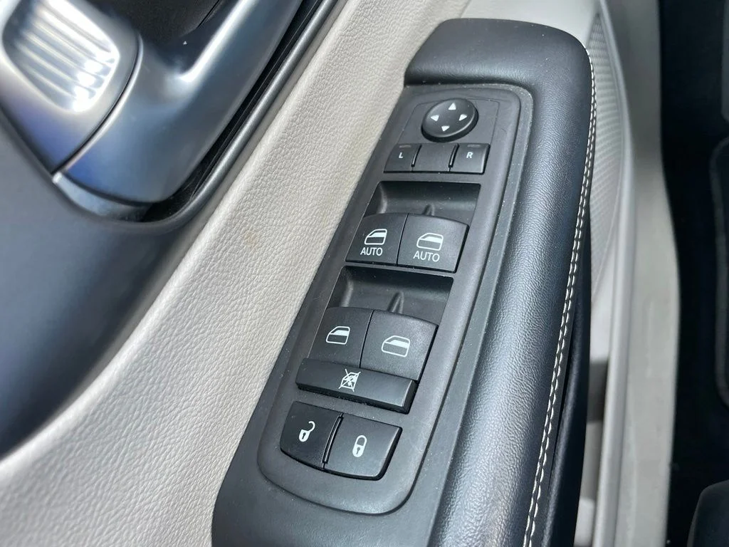Used 2023 Ceramic Gray Clearcoat Chrysler Touring L image 23