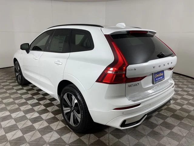 Certified Used 2025 Crystal White Volvo Core image 10