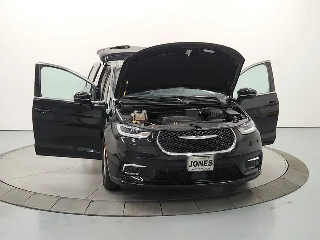 Used 2024 Black Chrysler Touring L image 11