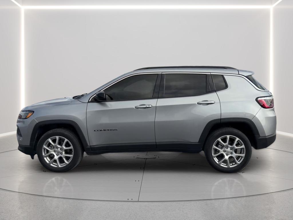 Used 2022 Silver Jeep Latitude Lux image 8