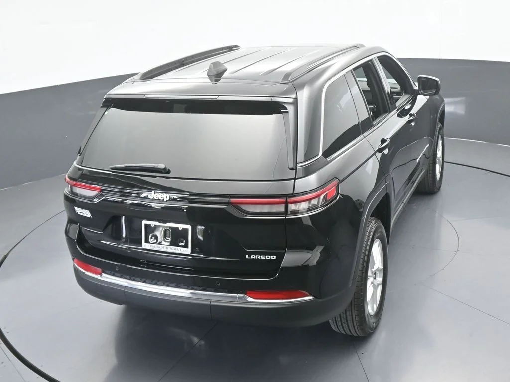New 2026 Diamond Black Crystal Pearl-Coat Exterior Paint Jeep Laredo X image 48