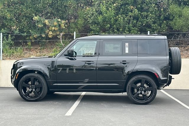 New 2026 Santorini Black Land Rover X-Dynamic SE image 2