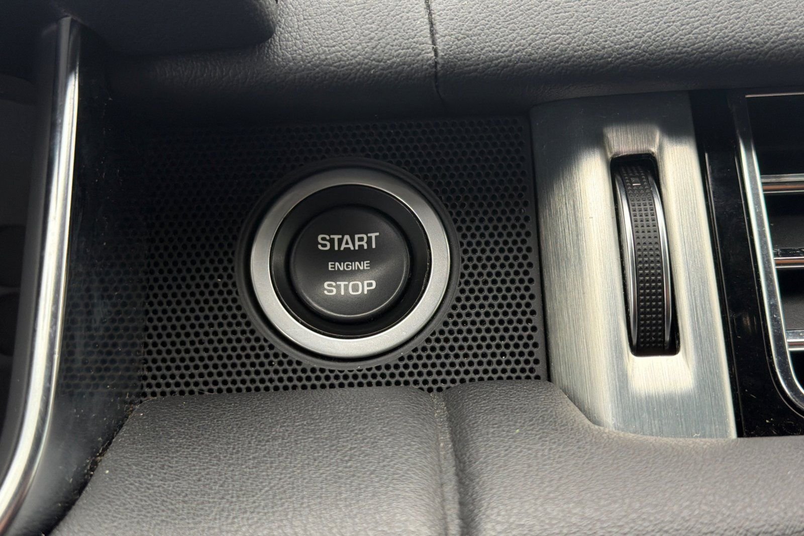 Used 2020  Land Rover SWB image 28