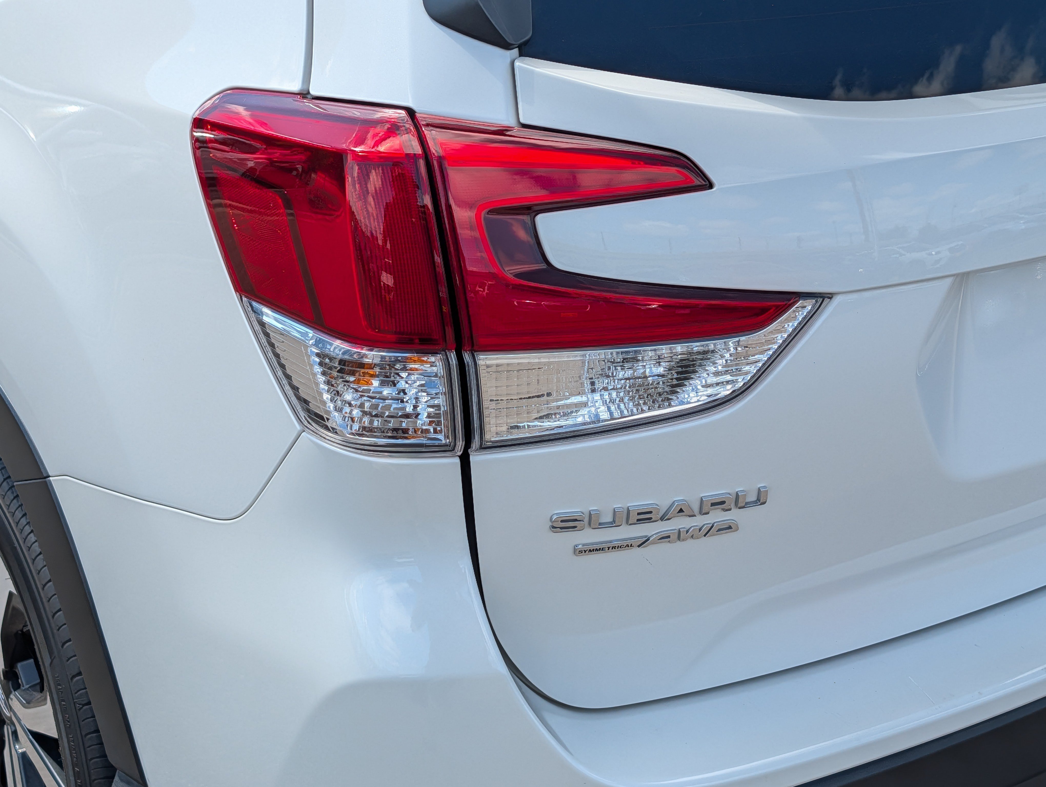 Used 2023 Crystal White Pearl Subaru Limited image 17