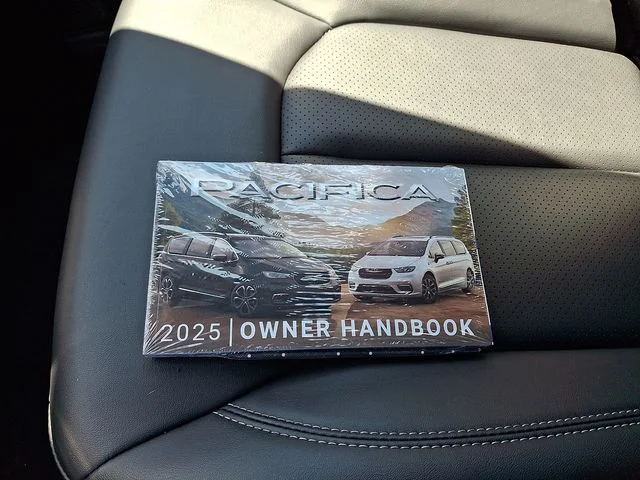 Used 2025 White Chrysler Select image 26